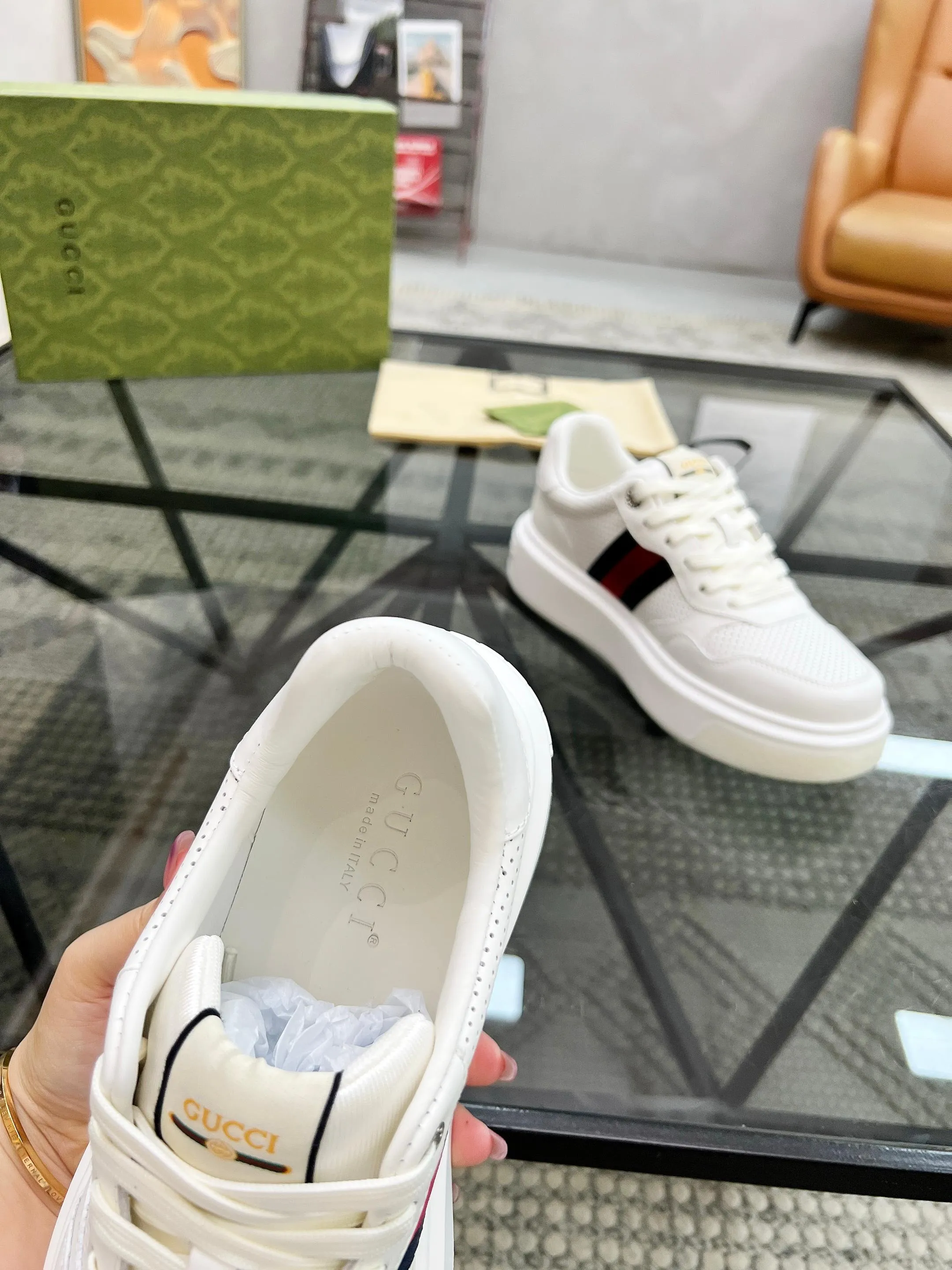 P440 new men's shoes GUCCI [Lightning] latest shoes are shipped. Original quality, fashionable, special materials, sheepskin lining, new packaging. The foot feels super comfortable and the workmanship is impeccable. Size: 38-45